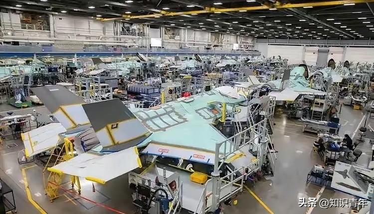 洛克希德·马丁的沃斯堡工厂突然停止工作。机械臂僵在半空，工人们面面相觑。订单明明