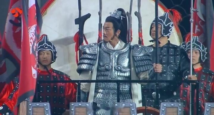 何润东现身宿迁奥体💥苏超名场面来袭！何润东身披霸王战甲，手持长戟驾战车巡场，西