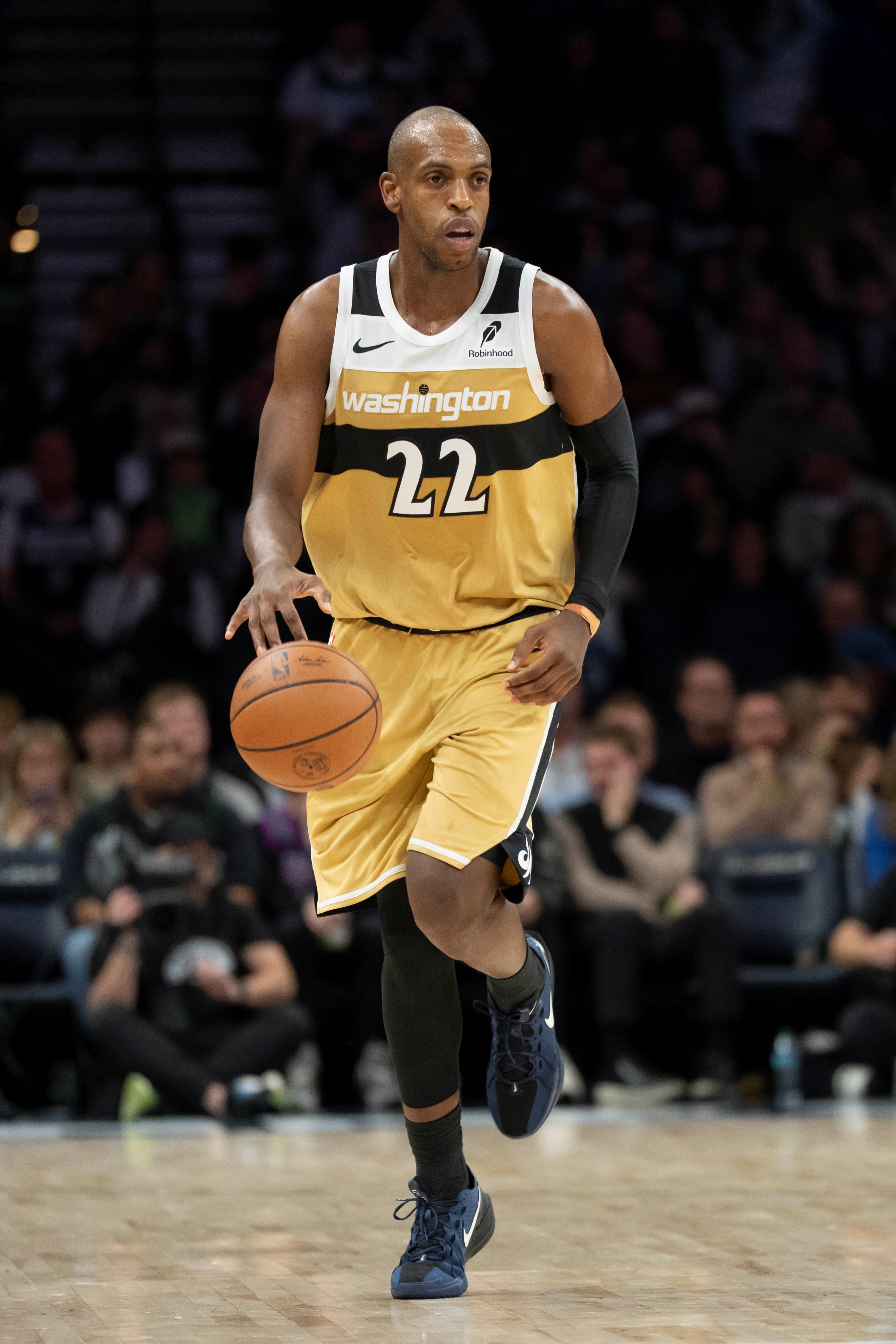 Ary：据消息人士透露，华盛顿奇才队将听取关于老将米德尔顿与CJ麦科勒姆的交易报