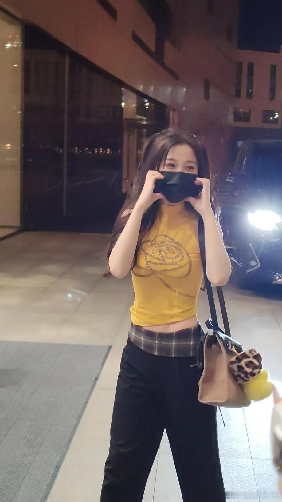 虞书欣 往那一站和小手办一样 哭死是这么冻人的天还穿得美丽动人，这可不是媚眼抛给