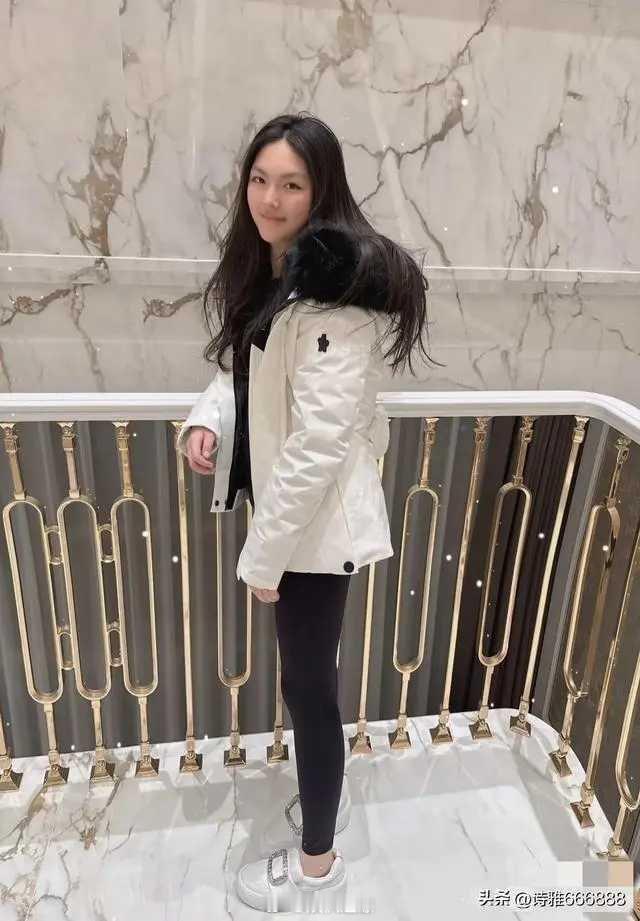 李湘分享王诗龄近照，被富养的女孩气质真好，名媛范十足！ 