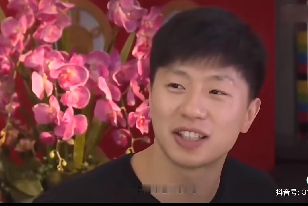 王皓看着平时很严肃，但是，他同队友们关系都很好，大家都愿意跟他相处。这是他们曾经
