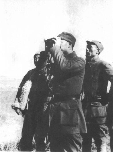 杨成武(右二)在绥远前线指挥作战。