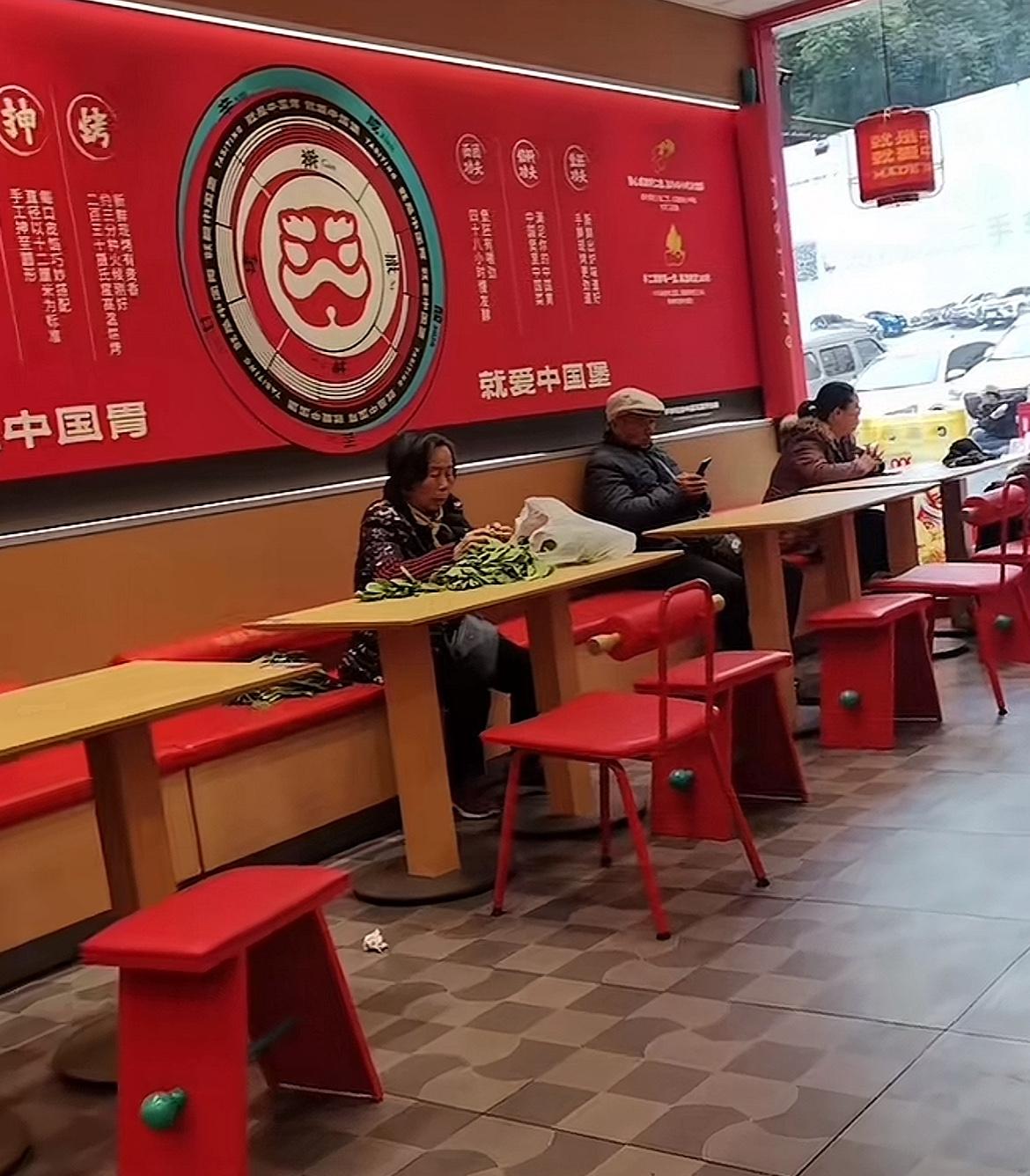 江西九江的塔斯汀汉堡店，成了老人的“免费茶馆”。段先生买完汉堡找不到空位，只能打