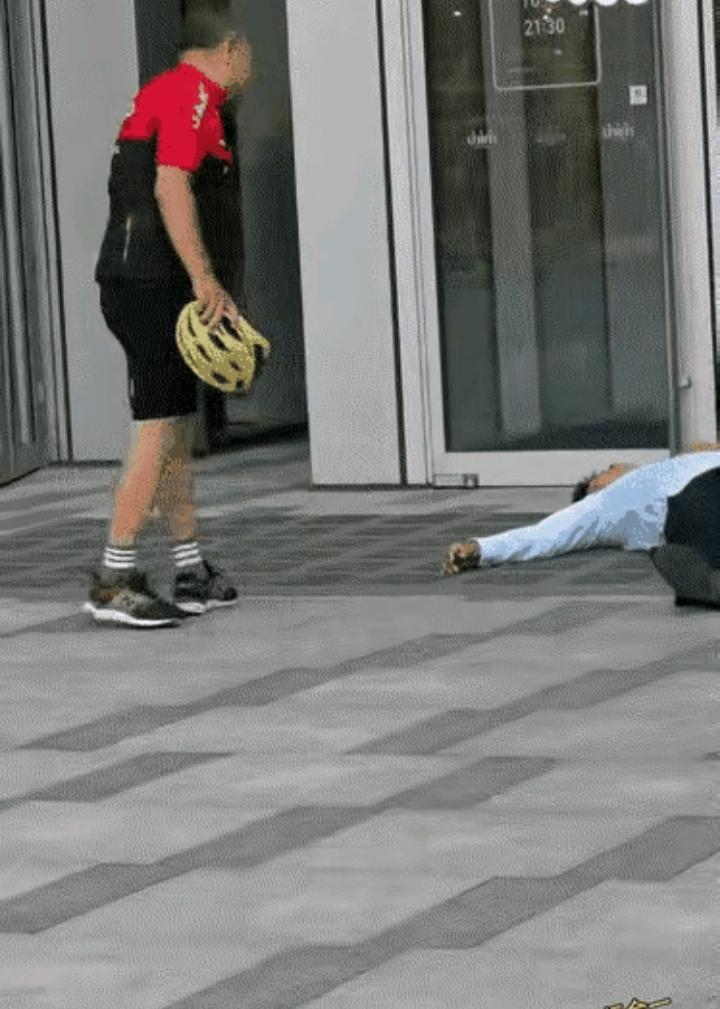 大家觉得不动手，却用脑袋顶对方一下，这也算是先动手吧。这位不像外卖小哥，像外卖大
