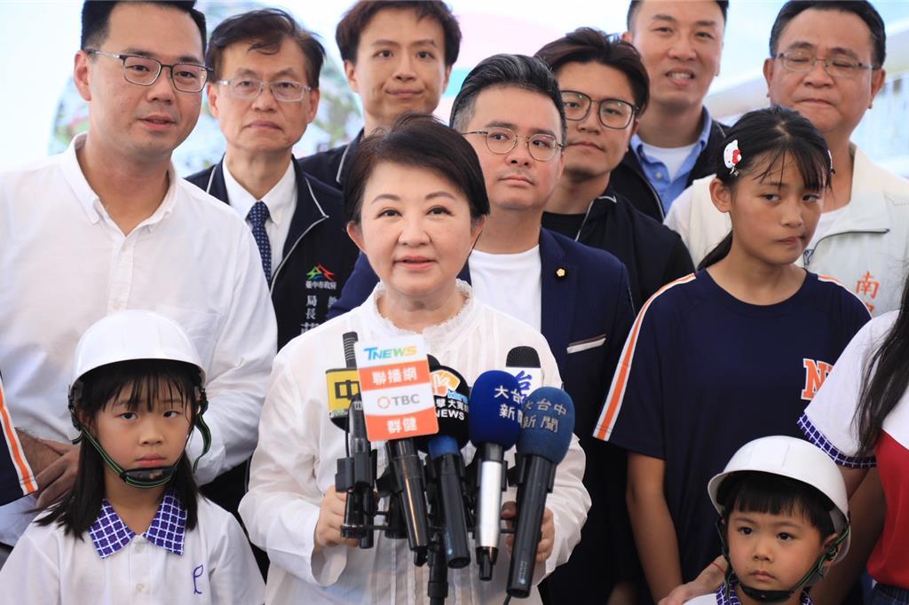 卢秀燕回应喜欢吃凤梨释迦。
陆委会副主委梁文杰日前声称"凤梨释迦是台湾人几乎不吃