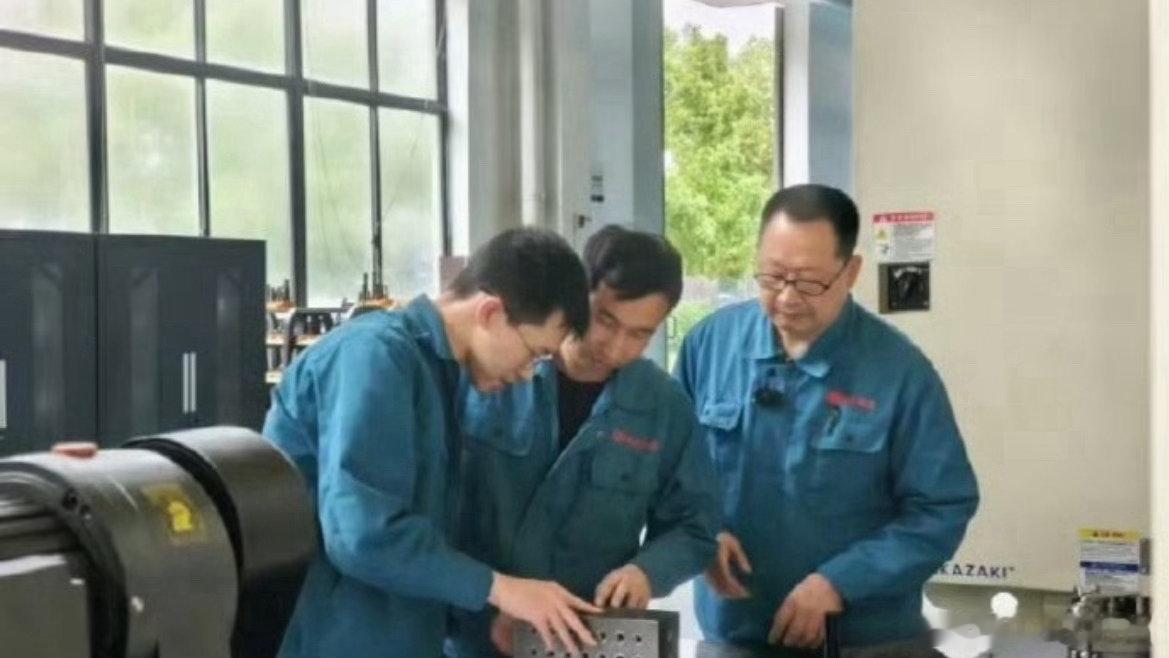 台州工匠四十余载扎根车间一线践初心液压零部件精密属性特殊，生产全过程落实多级质检