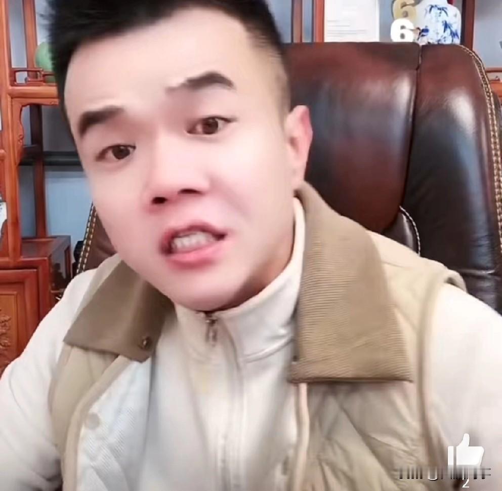小胖说刘二狗现在风口浪尖，得夹着尾巴做人！

          你看他永远拿鼻