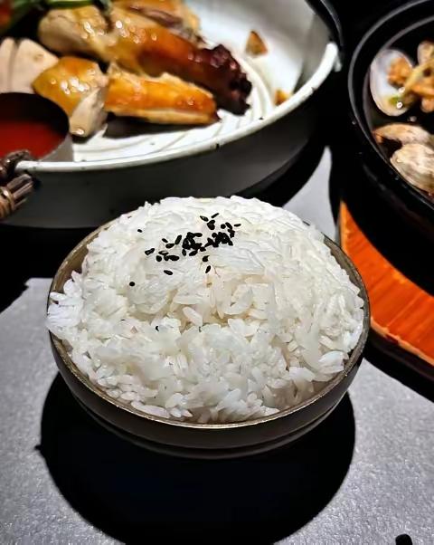 陕西渭南，7名游客爬完山到一家餐馆吃饭，点了3盆米饭和一些菜。谁知，在结账时，其