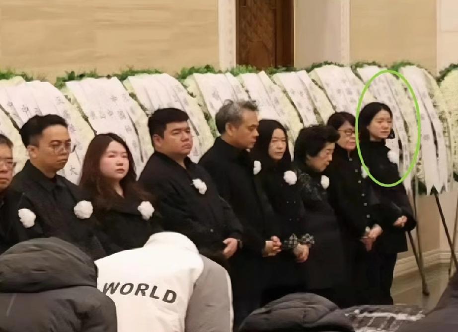 今日9时，杨振宁教授的遗体告别式在北京八宝山殡仪馆大礼堂举行。
翁帆站在亲友告别