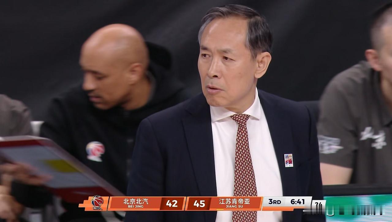 北京北汽主帅许利民真是胸有成竹！在今天北京北汽主场迎战江苏肯帝亚的比赛中，当时比