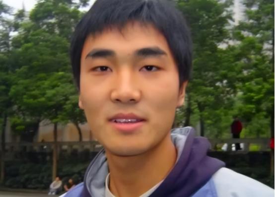 2006年，贫困大学生向海清向媒体怒斥：“每月就给我500块，资助不起装什么孙子