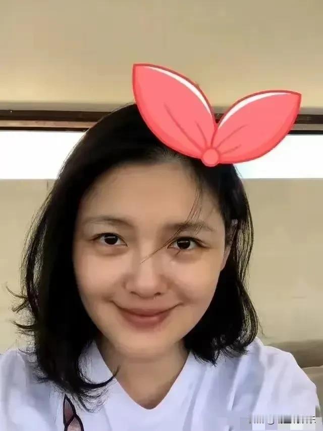 大曲线，原来一个人的面相真的可以变这么多。
也就在前几年，她还是知性温婉的形象，