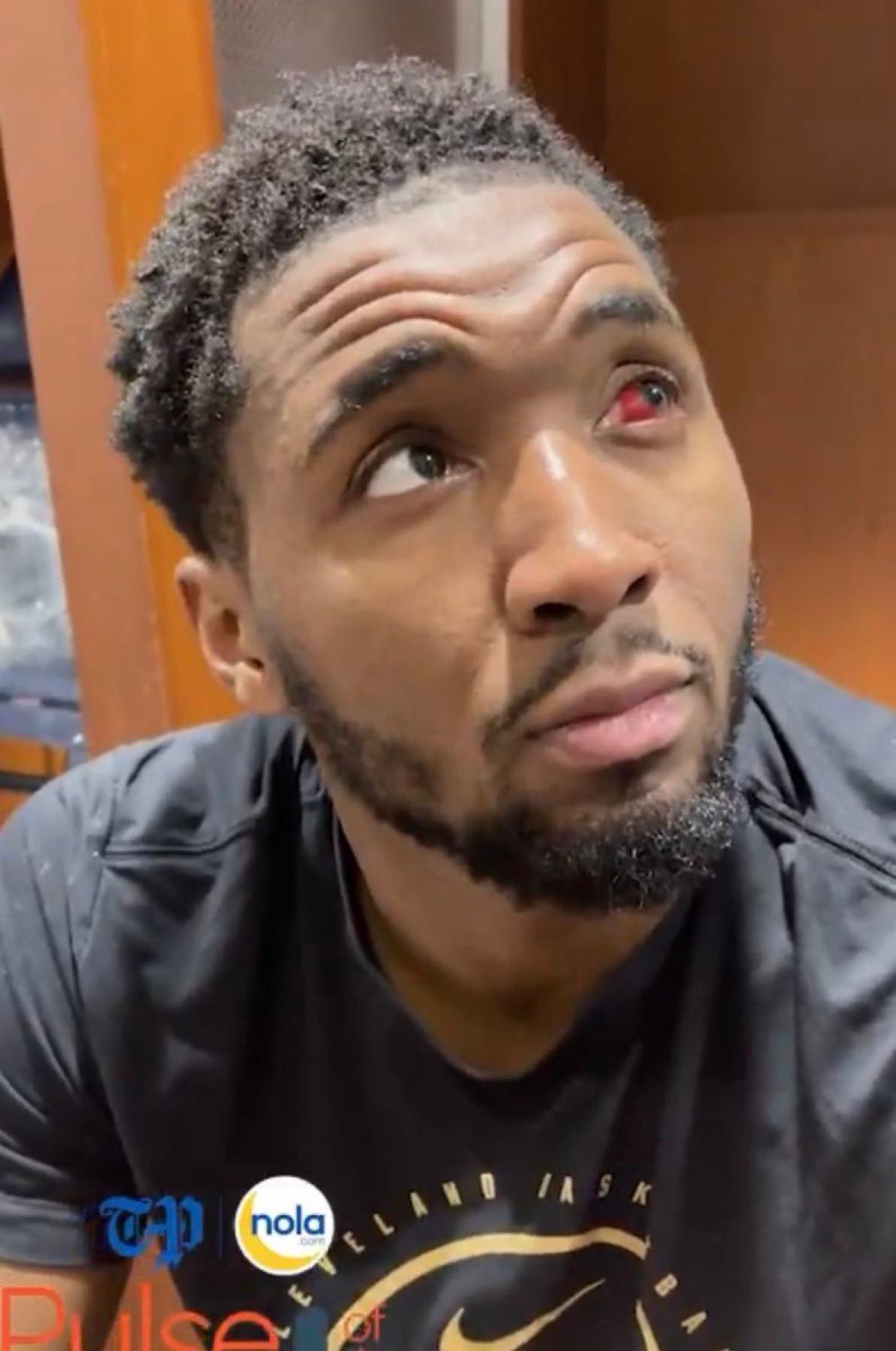 赛后米切尔的眼睛，看着有点儿哈人…… 米切尔关键抛投杀死比赛骑士战胜魔术