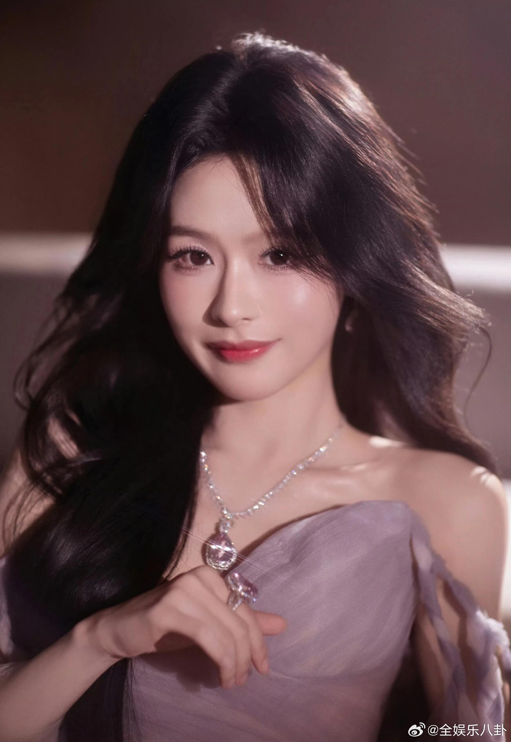 得奖播剧两不误，余茵用实力证明自己！余茵首次出席IP盛典余茵前一天得奖后一天播剧