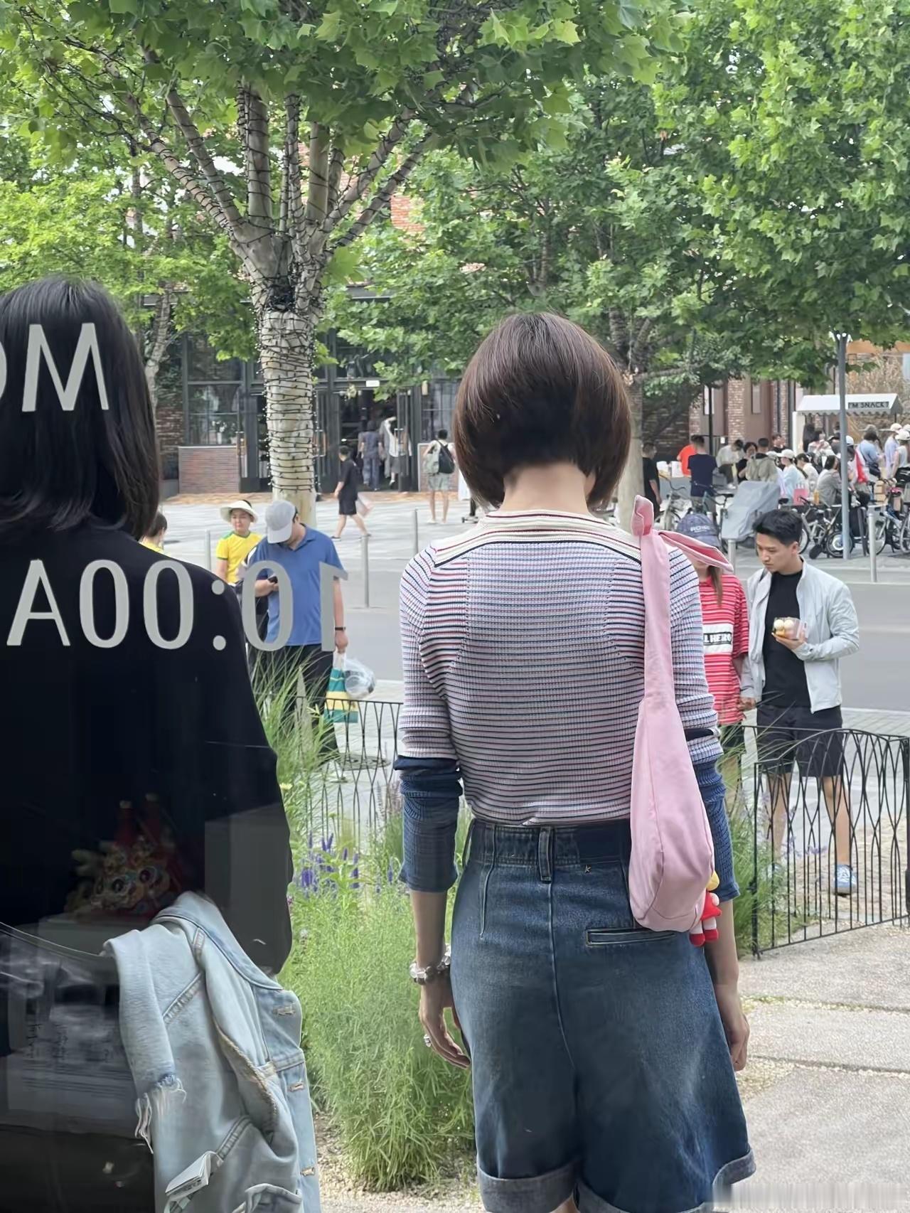 56岁陈鲁豫现身河北阿那亚旅游，她现实中真人非常瘦，但真的很好奇明星不吃饭这么瘦