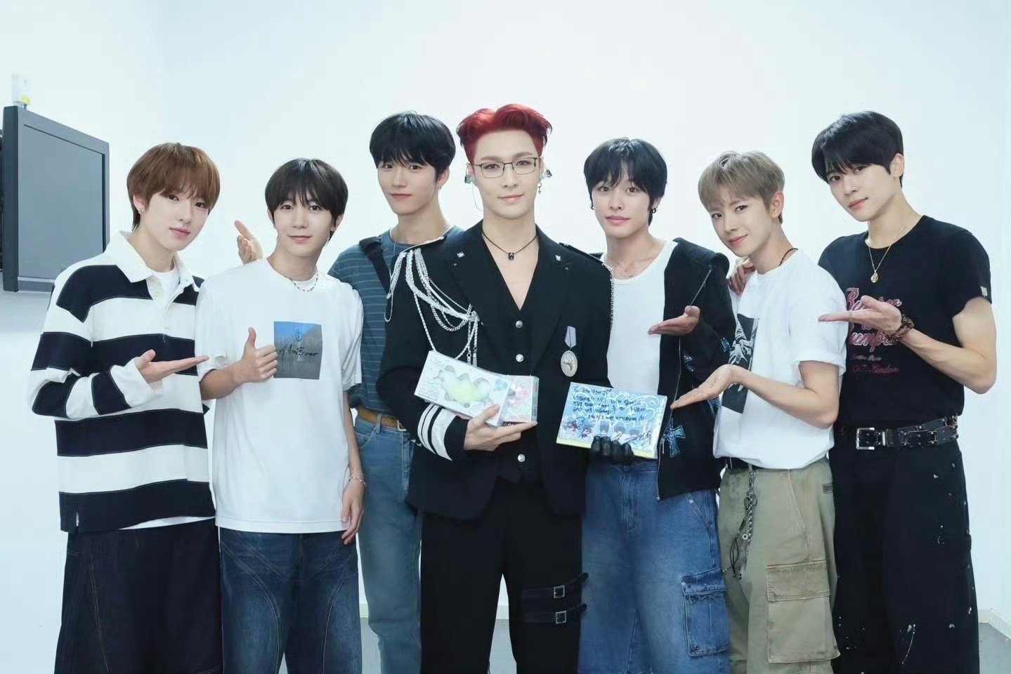 张艺兴NCTWISH后台合照张艺兴nctwish合照🈶，不仅去看演唱会还在后台