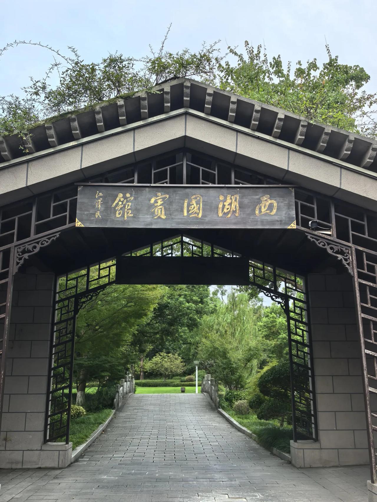 杭州行记
       这次去杭州是临时起意，女儿从国外回来，要呆几天。我提意下