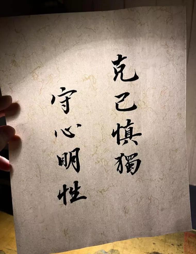 人性，复杂且多面，有善有恶，有光明有黑暗。

它能孕育无私的爱与慈悲，也能滋生自