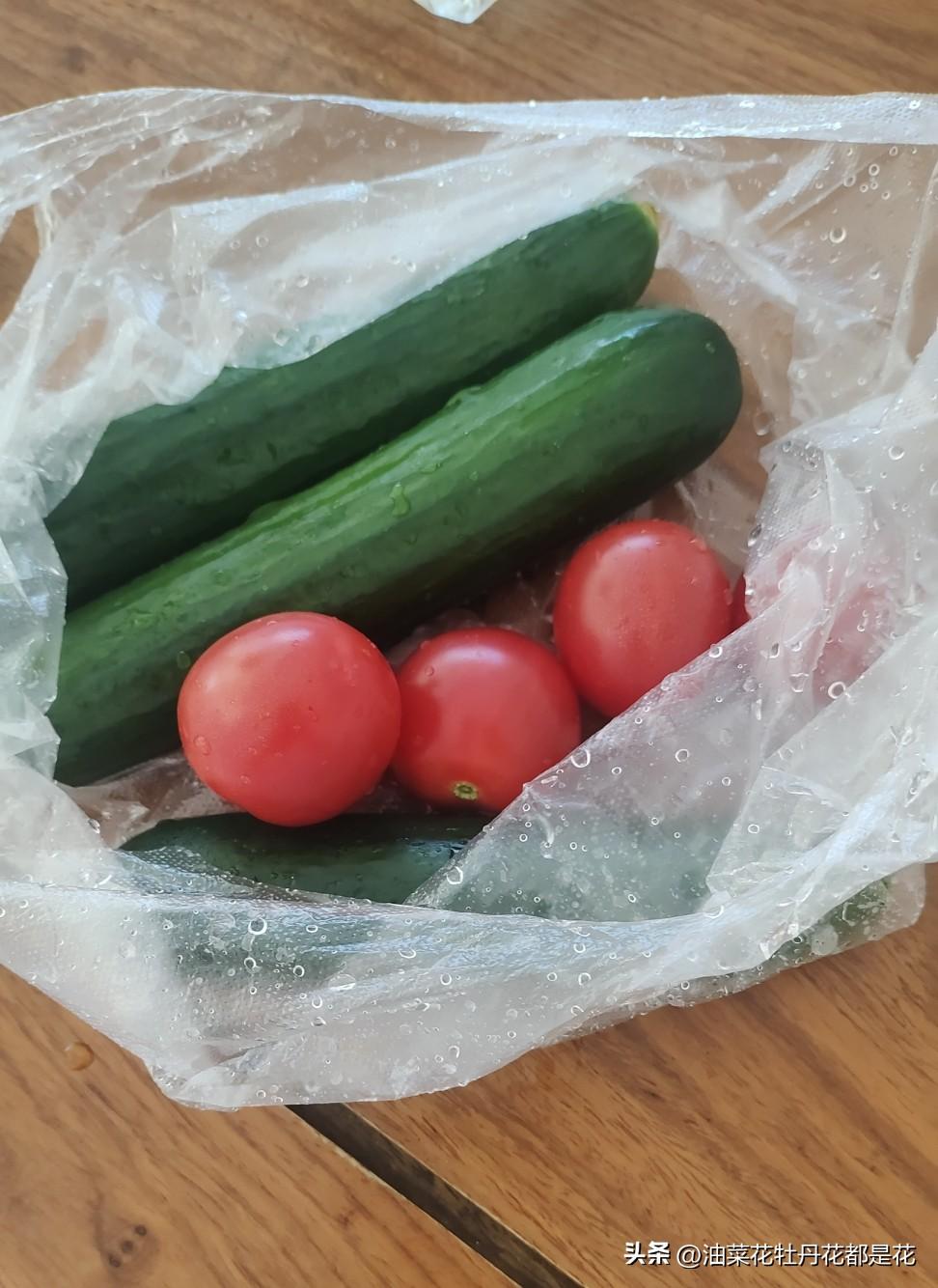 今天早上没做早餐，买了包子，又拿了黄瓜和小番茄搭配着吃。
在公司水龙头下洗黄瓜时
