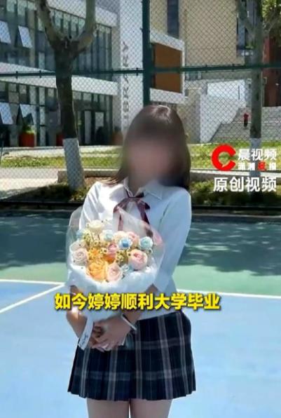 整整 23 年，陕西的保姆邓大姐，硬生生把雇主家 7 个月大的弃婴供到了大学毕业