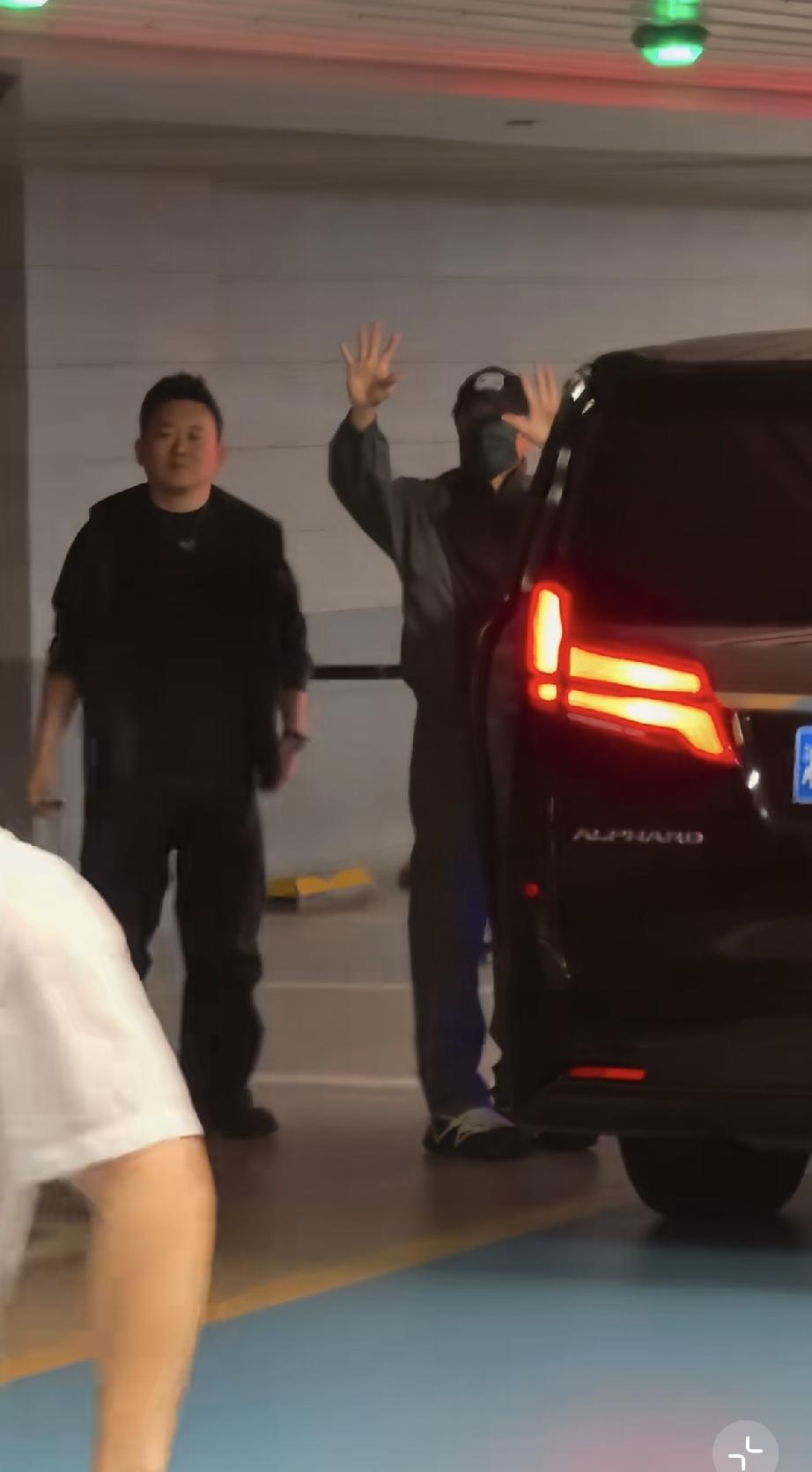 9月14日一大早，谢霆锋离开长沙，出现不和谐一幕，粉丝拿衣服往表哥身上扔，差点砸