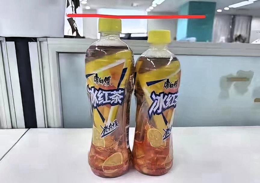 赵一鸣东西卖的便宜是有原因的，超市里卖3块钱一瓶的冰红茶是500ml的，赵一鸣卖