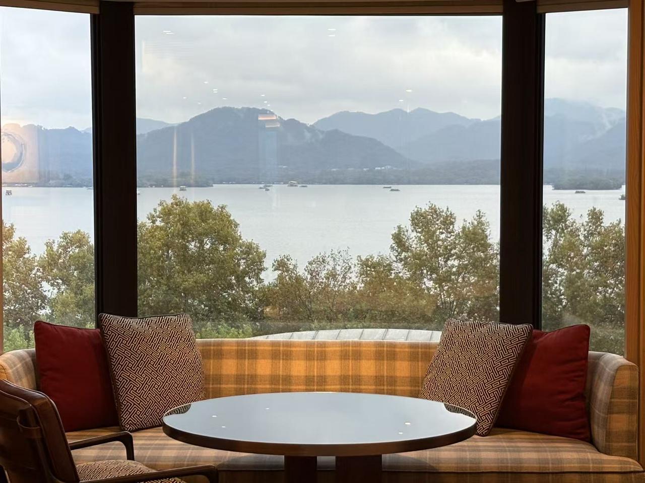 刚刚看到一个专家说，这轮股市上涨过程中，赚钱的人少之又少，尤其是散户，基本上没有