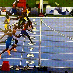 百米飞人大战最后冲线阶段的慢镜头，各位
飞人利用头、脚的冲线，胜负只在毫厘之间，