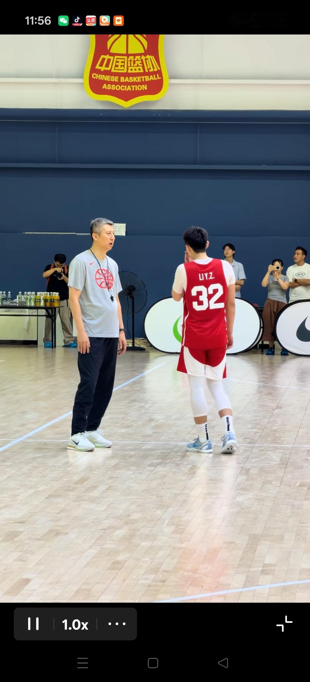 中国男篮训练后，郭士强指导单独指导年轻人李悦洲。
郭指导就是这样，兢兢业业，一丝