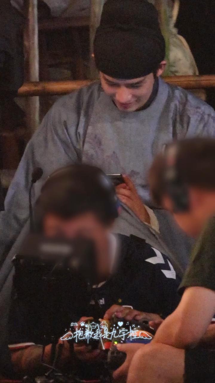 捉到一只玩手机的栗子头王安宇，一直笑嘻嘻的嘴角上扬看什么呢呀～王安宇﻿陆轻舸王安