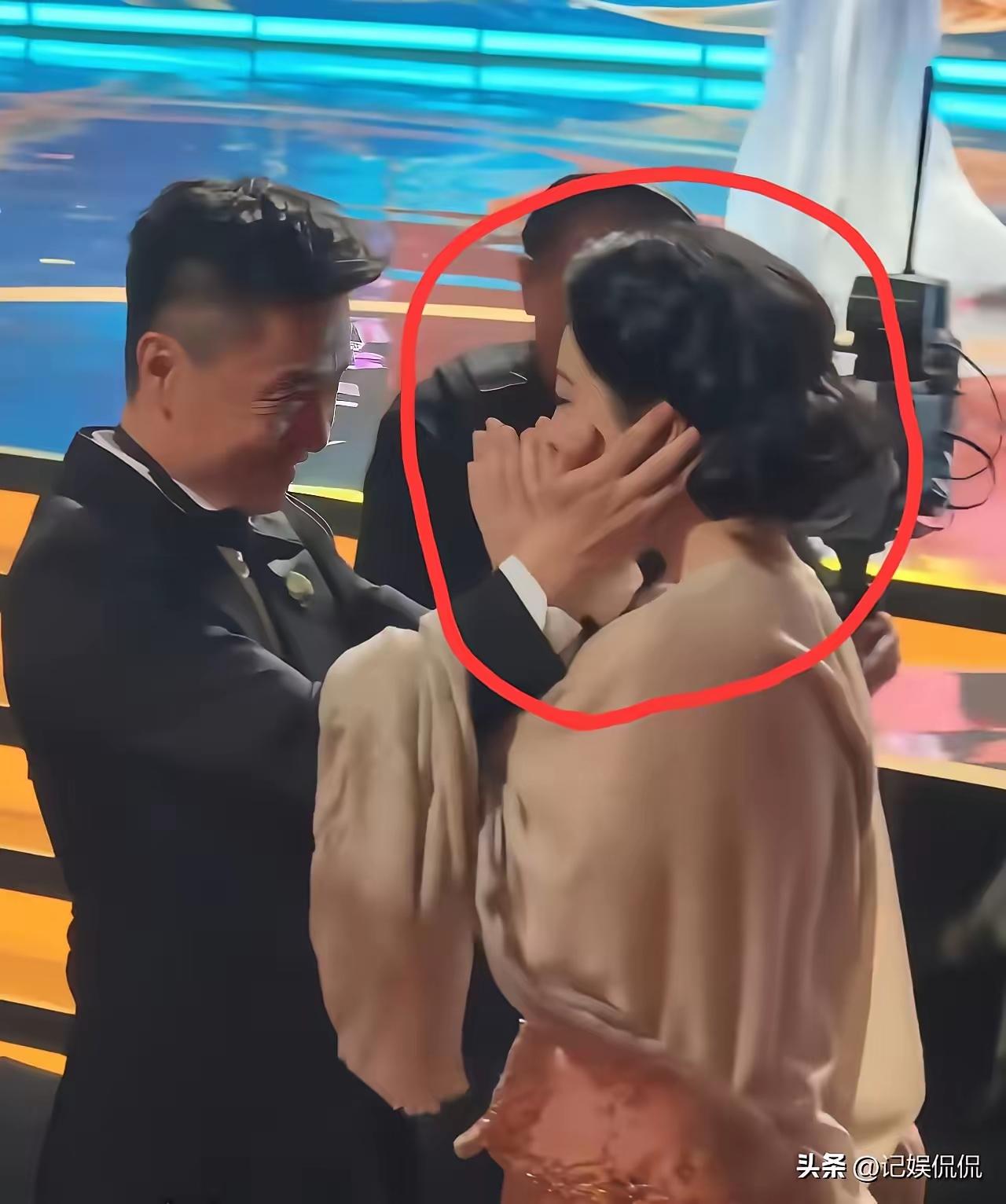 杨紫确定拿奖后，旁边有一位男士迅速起身，捧住了杨紫的双脸，动作看起来十分的亲密，