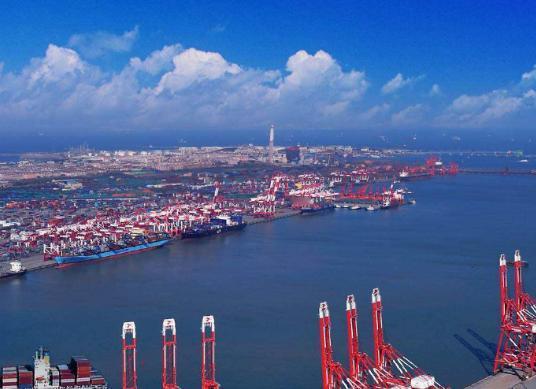 最近霍尔木兹海峡的风，吹得比油价还急。

这个地方咋这么关键呢？因为全球有差不多