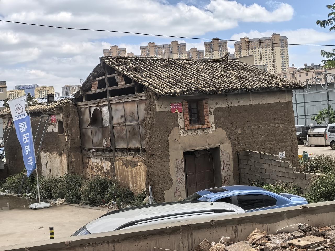 这都是古建筑保护物了吧！这房子现在还有人住，要是修一下挺好的。