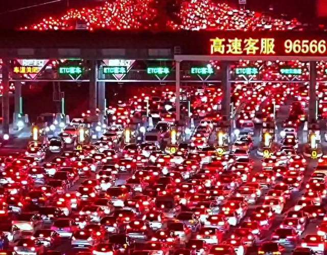 哭笑不得！本想提前出发避开国庆高峰，结果全是同款聪明人