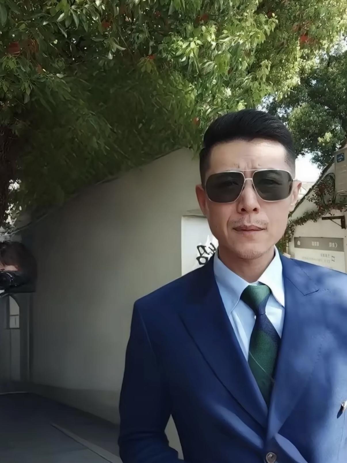连麦男子： 冰哥，我37岁，送快递送了六年。上个月派件的时候，一个客户说包裹破了