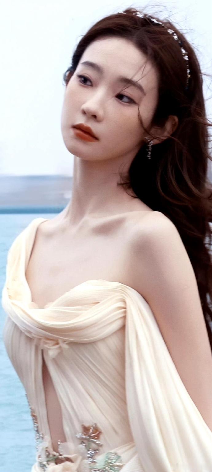 比彩带先飘来的是张艺凡的仙气 彩带还在空中打着旋儿，张艺凡的仙气就迫不及待地飘过