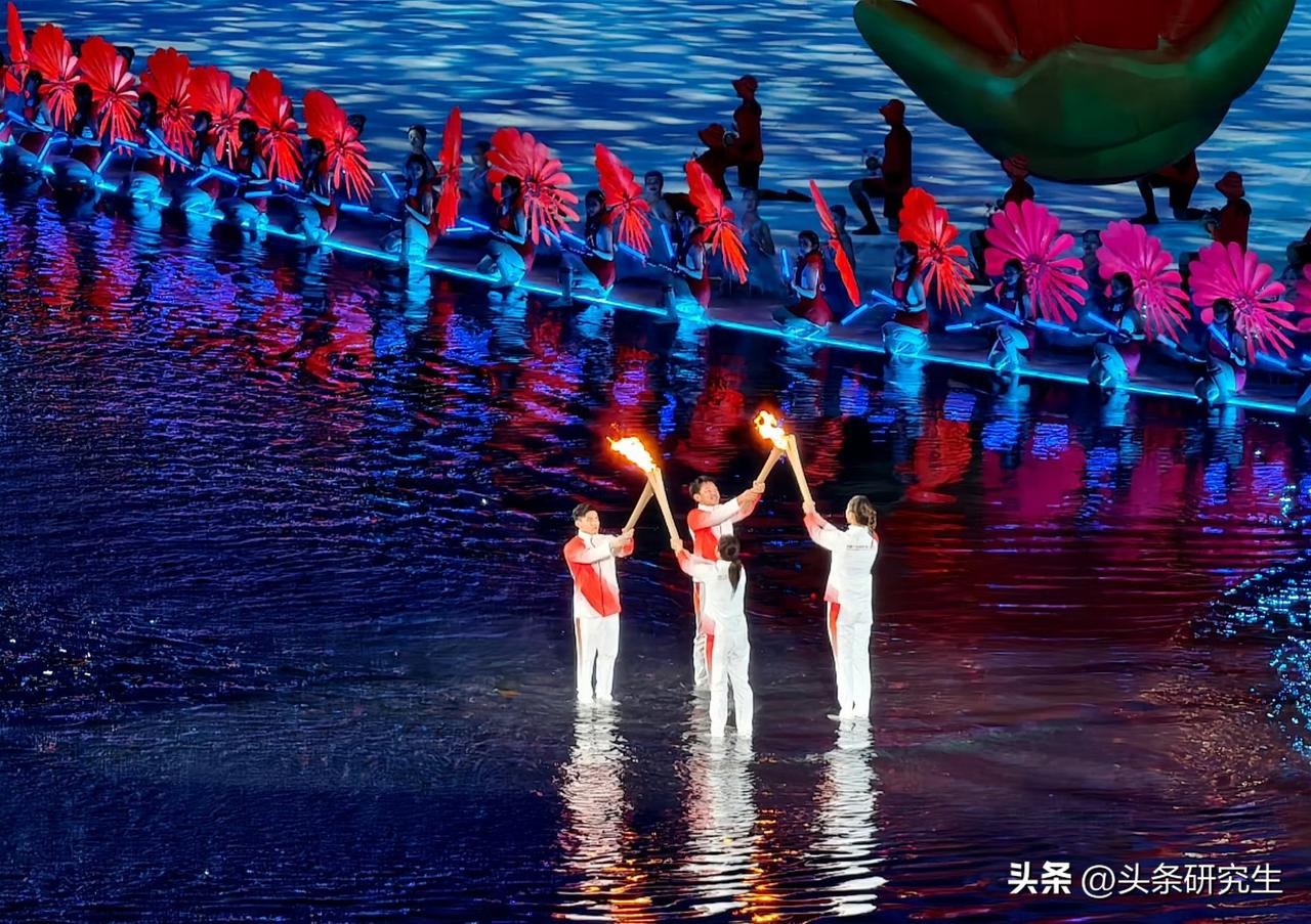 他们都想错了。
广州全运会开幕式那个水池子，
好多人一看就嘀咕，这不怕摔着火炬手