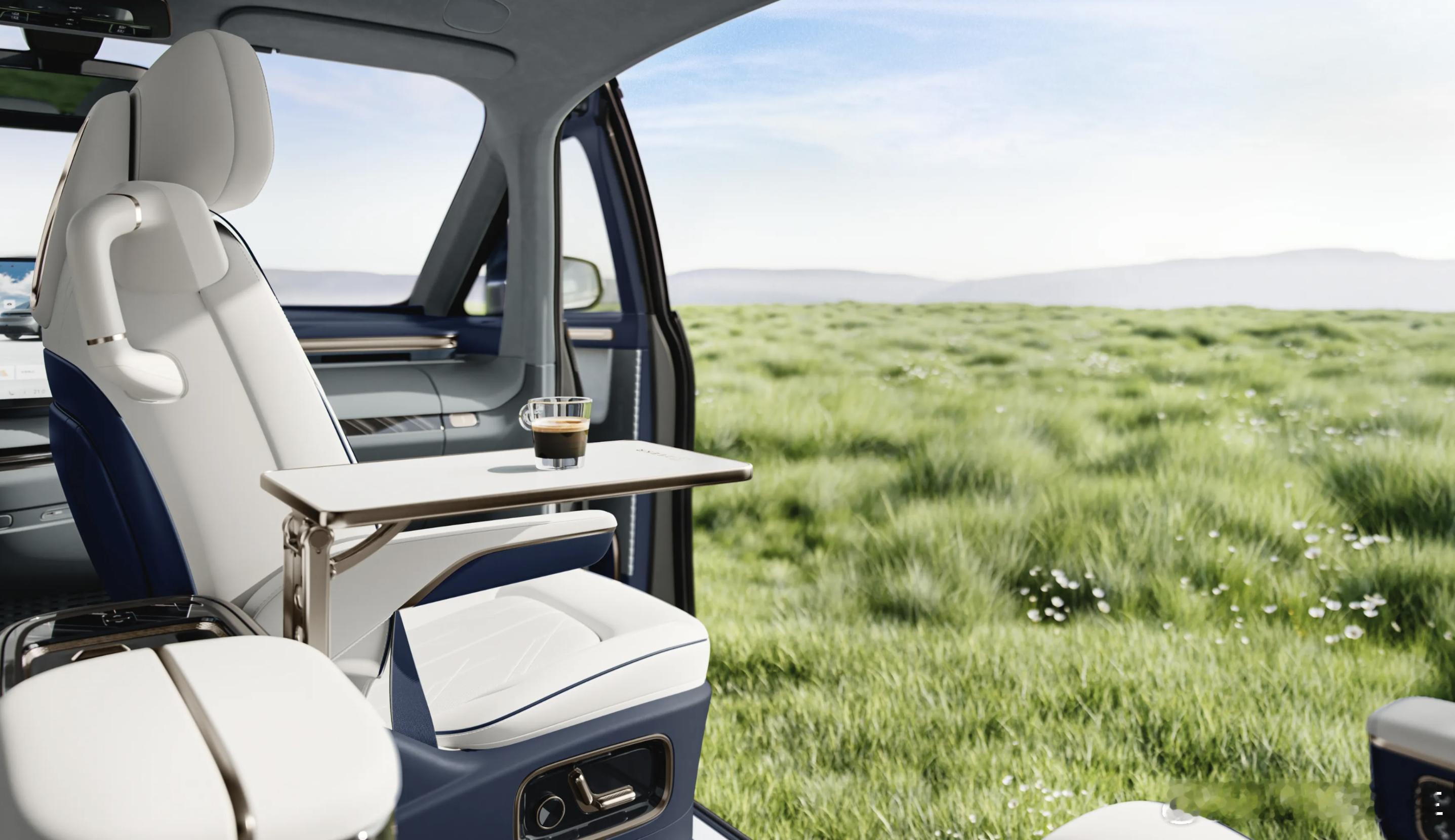 我们卖的不是一辆车，而是一个“移动的生活空间解决方案”。极氪MIX集浩瀚-M架构