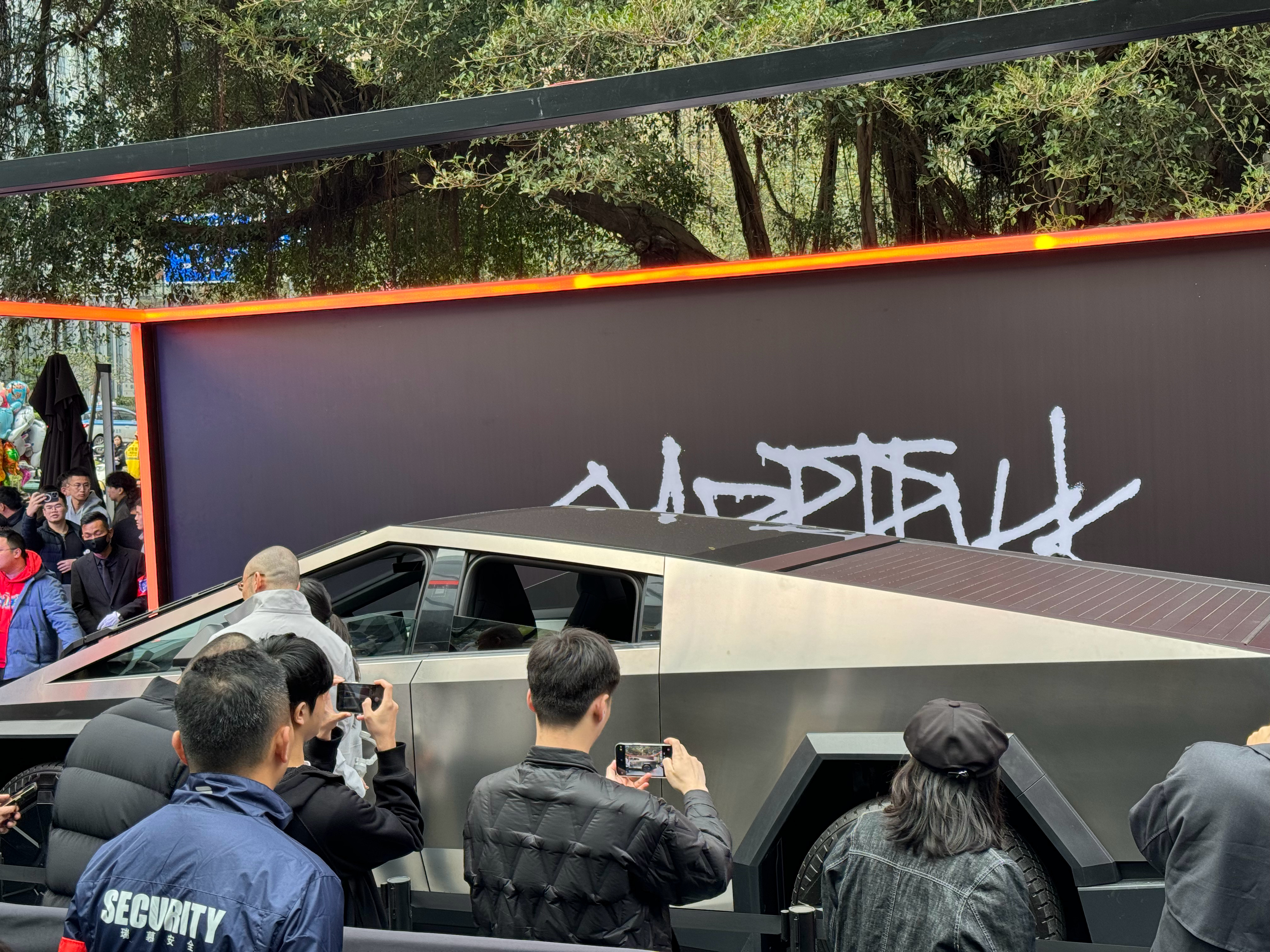 深圳万象天地的特斯拉cybertruck#cybertruck来了# 现实里看第