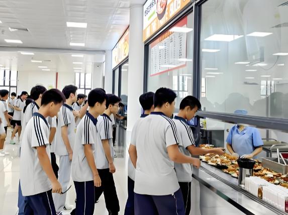 北京这次是动真格了，

直接下了死命令。

到2027年底之前，中小学必须自营食