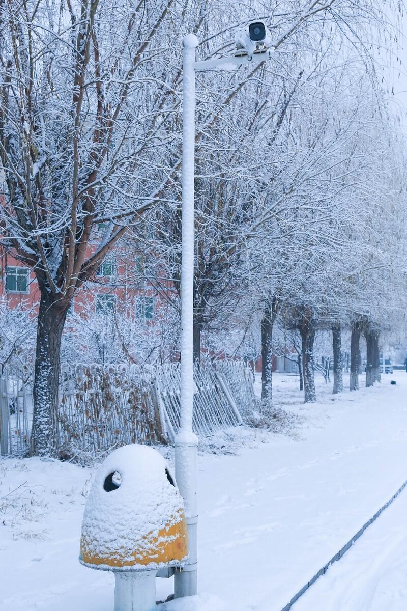 2025年10月22日清晨6时许，河北保定涞源县迎来了今秋以来的首场大雪。漫天雪