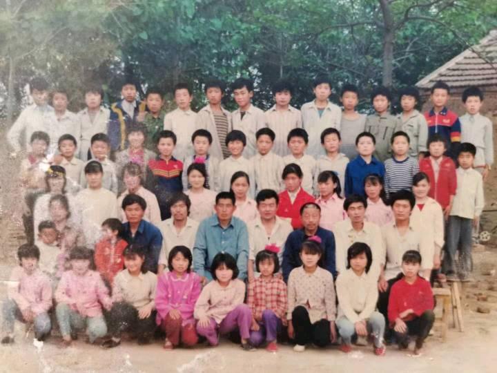 我高小毕业照，谁知道哪个是我，告诉我一下#老同学你们还好吗 