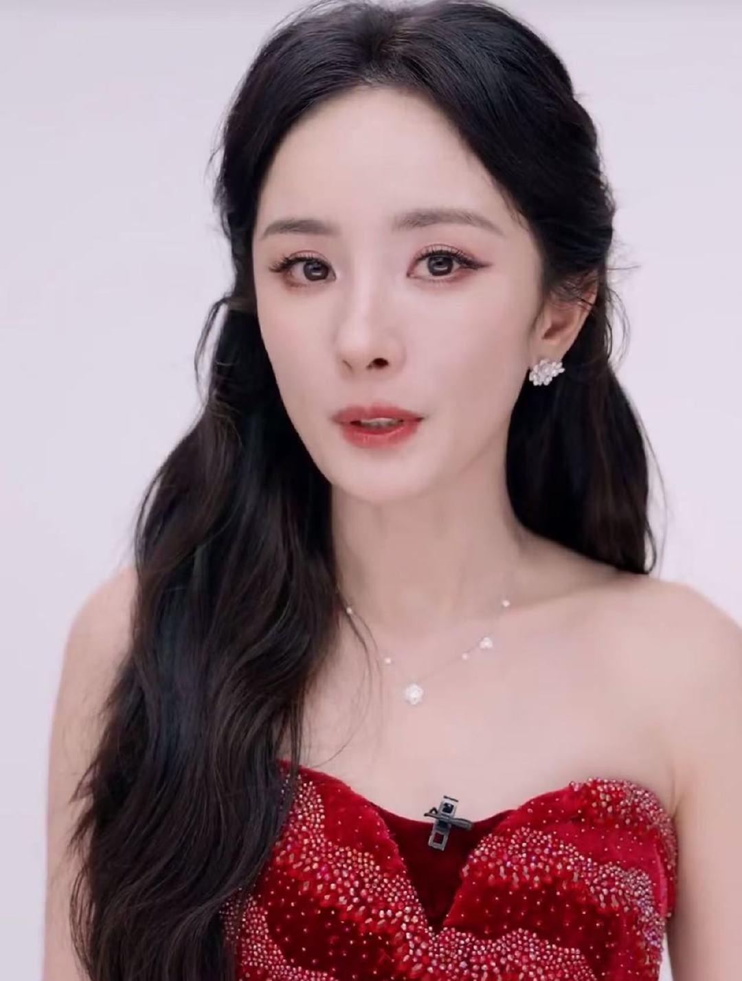 杨幂红色闪钻高定杨幂红钻高定杨幂红色闪钻高定，红红的很美 ​​​