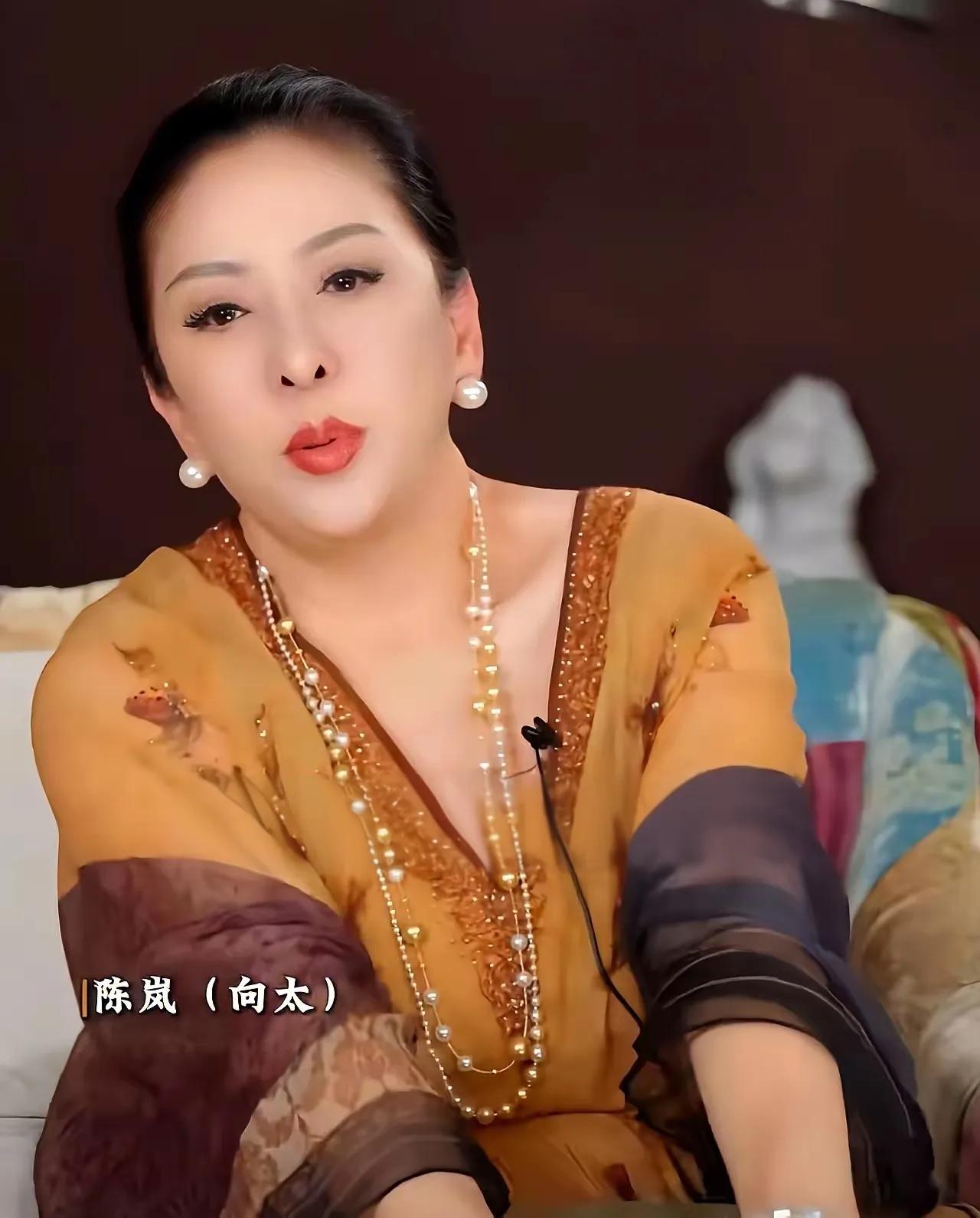 估计今晚向太心情不错。大儿子向佐和弟弟合体直播，数据确实挺亮眼，人气也火。

说