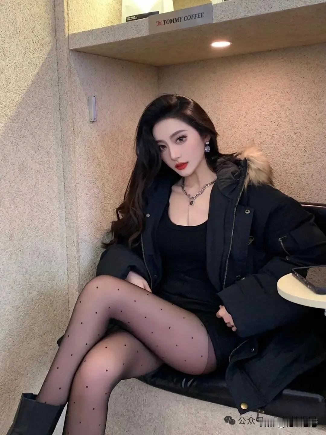 冬日暖阳下，咖啡馆里，黑衣少女静坐，享受时光。如何进行搭配更加洋气?