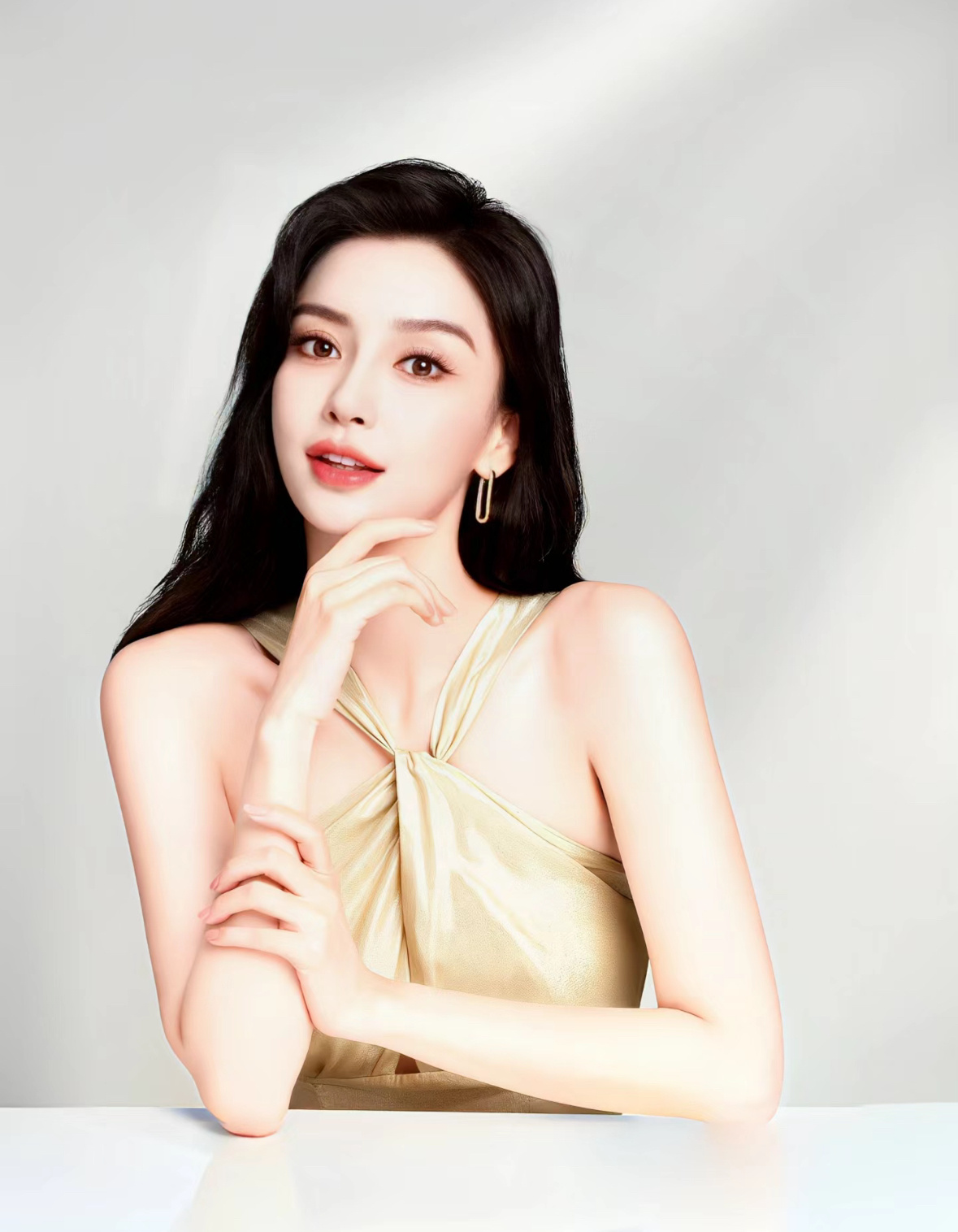 Angelababy在白纸上给粉丝签名姐姐是突然间变好的吗 .. 