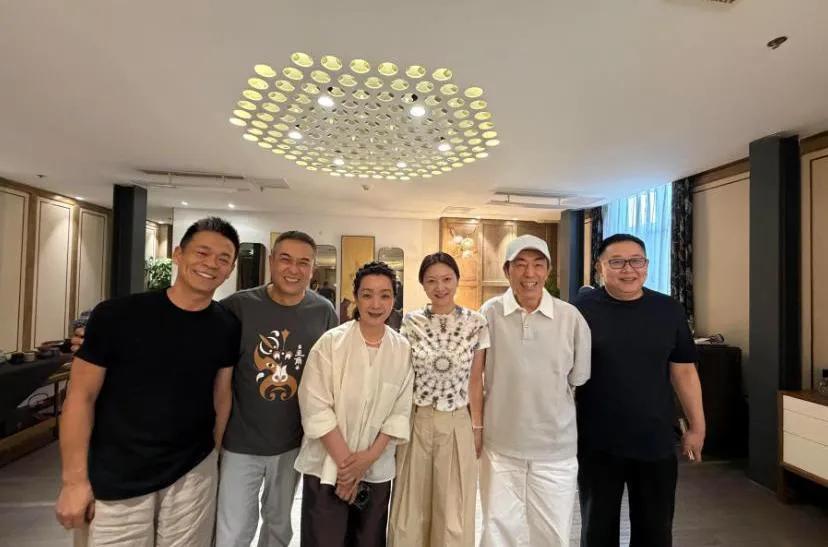 热播剧《主角》收官，监制张艺谋低调出席私庆宴，场面没有红毯排场，全是熟人唠嗑式聚