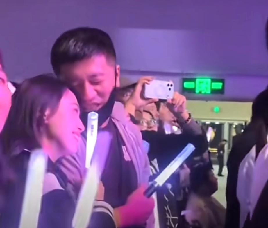 张雪峰回应与女生一起看演唱会，主要说明三点。

最近几天，他又上了热搜，当然，对