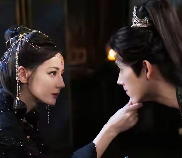 合作演员的重要性真的太直观了，看陈飞宇就能明白。和热巴同框时状态平平，跟孙千搭戏